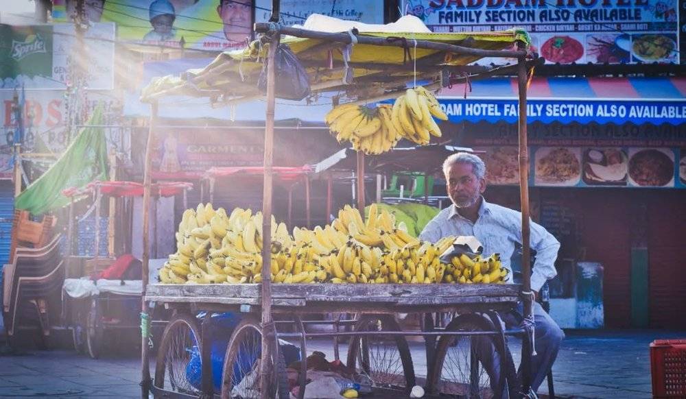 △印度街头卖香蕉的小贩。/unsplash