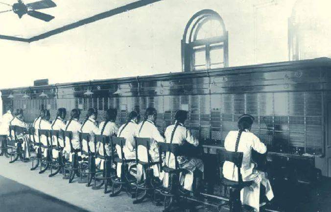 北京官办电话局的工作场景（1910年）<br>