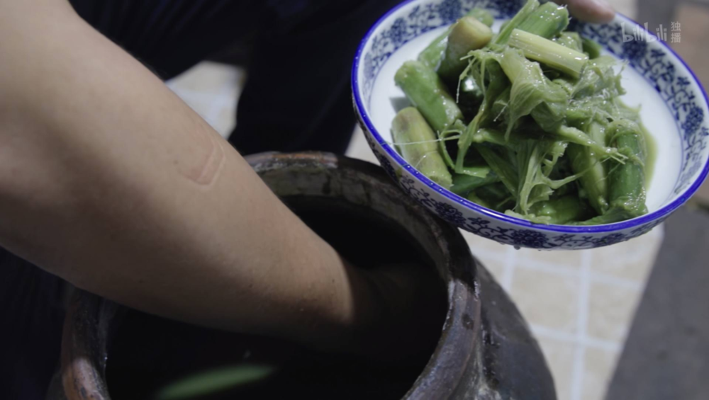蒸双臭需要用苋菜梗发酵，在绍兴，甚至有人深藏了近十年的“臭菜卤”/ 来源：《奇食记》