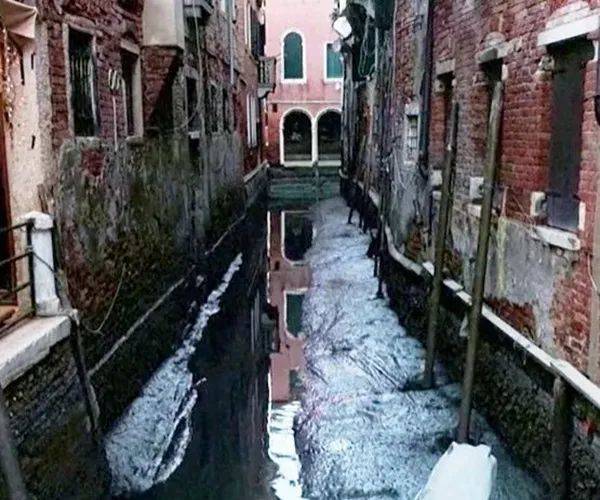 2021年3月初，受到潮汐和异常天气的影响，威尼斯城内河道水位大幅下降，出现了罕见的缺水现象，河床内的淤泥清晰可见。图片来源：BBC