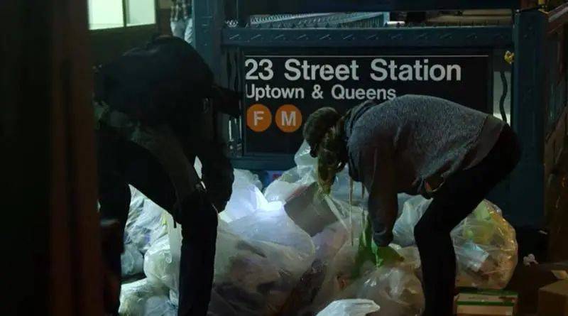 国外的不消费主义者在翻找垃圾桶，寻找过剩食物。图片：Youtube截图<br>