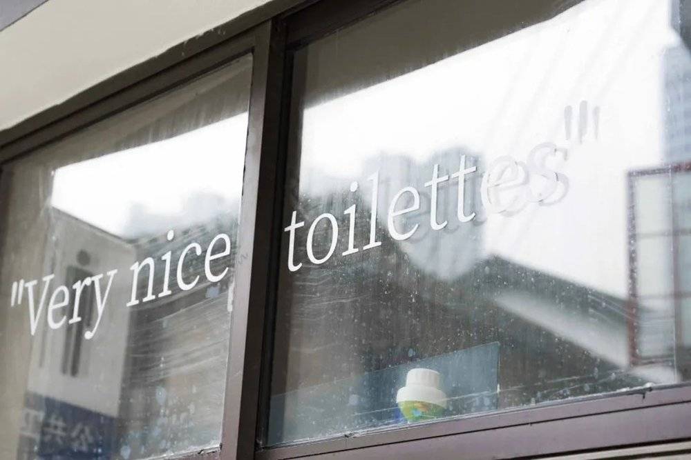 厕所窗外写上了“Very nice toilettes”<br>