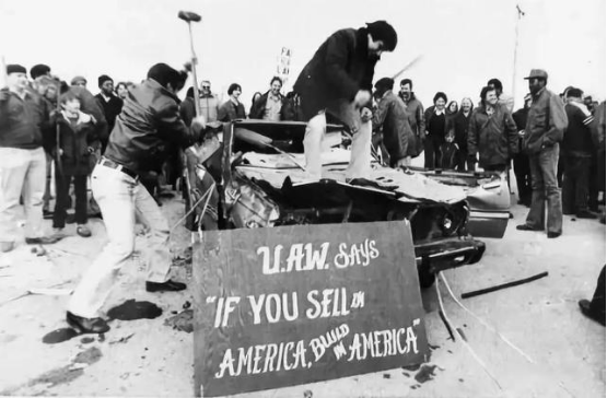 1981年3月，一场反对购买外国制造产品的集会活动中，美国联合汽车工人协会（UAW）会员砸毁一辆丰田轿车。图：AP/Str Photo<br>