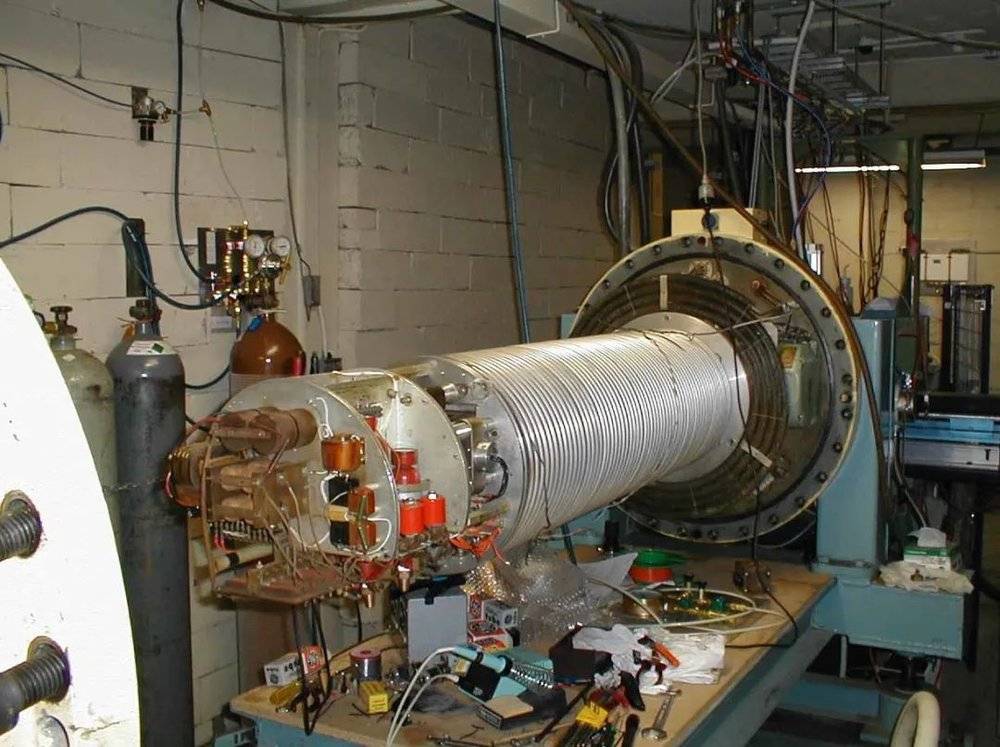 一台上世纪60年代的范德格拉夫式静电场粒子加速器 | wikipedia.org<br>