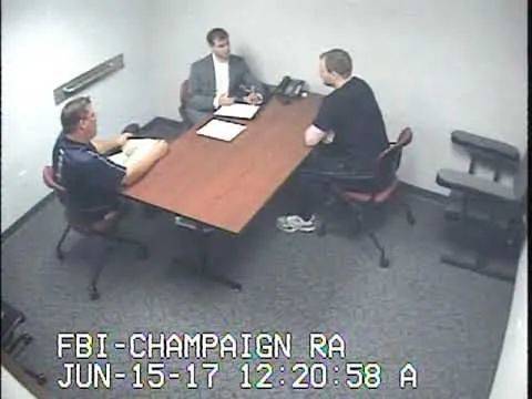 克里斯滕森（右）被审讯的视频截图。© youtube<br>