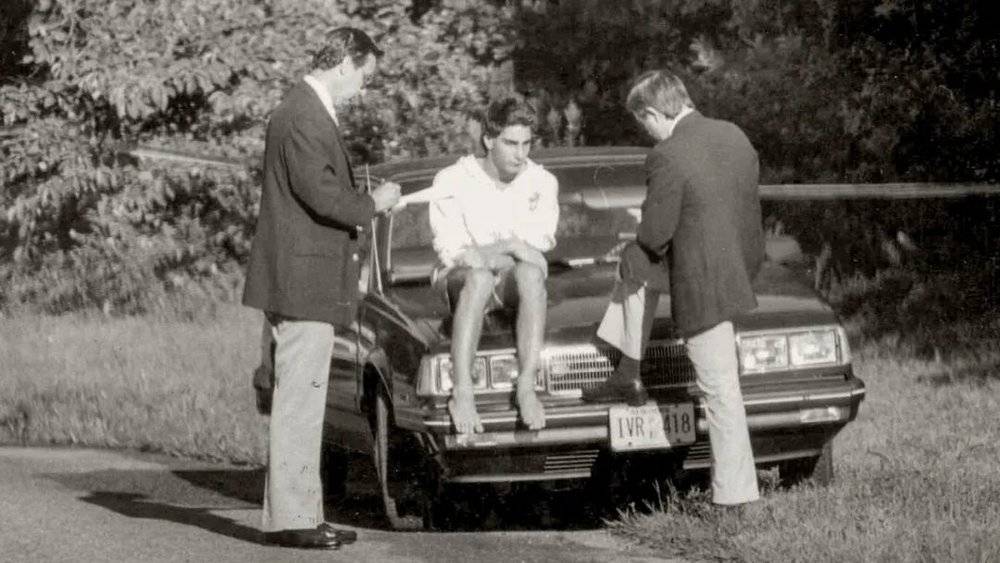 1989年9月7日，凶案侦探在马蒂·坦格列夫的家门口采访他。© Tony Jerome / Newsday RM / Getty<br>