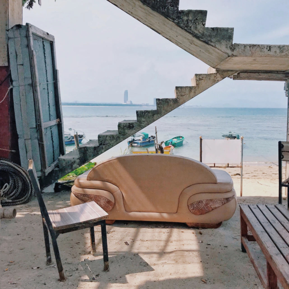 这片海边废墟，小孩子喜欢来这里玩耍，村民会坐在沙发上看海聊天，如今已经变成了海鲜饭店。©棉棉
