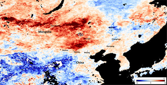 2021年4月7日至14日全球日间陆地表面温度距平，红色表示温度较常年同期平均值高，蓝色为低。图像显示蒙古东部、北部地区气温异常偏高，内蒙古中部部分地区气温异常偏高<sup>[6]</sup>。红点表示4月18日卫星影像识别的着火点（置信度大于75）/ NASA<sup>[7]</sup><br>