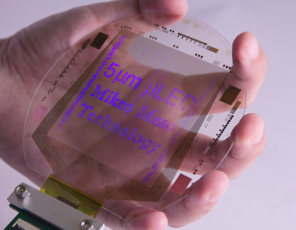 Mikro Mesa Technology 使用 Micro LED 技术制造的透明显示器<br label=图片备注 class=text-img-note>