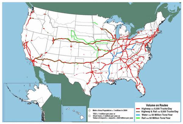 红线指“每天至少运送8500辆卡车的公路段”，每年运送大约5000万吨货物；棕线指“承载8500辆卡车、铁路平板托运以及集装箱托运车的其他高速公路段与平行铁路线，这类货物通常是高价值、时间敏感的货物”<br>