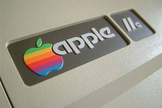 Apple II 电脑上的彩色 Logo｜old-computers.com