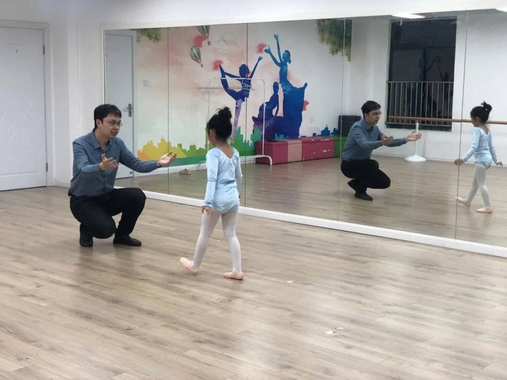 黄平这学期为6岁的女儿报了四门兴趣班：芭蕾、网球、英语和美术<br>