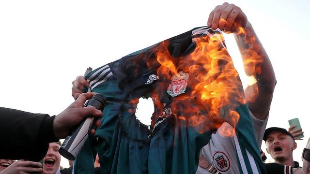 利物浦球迷焚烧球衣以示抗议