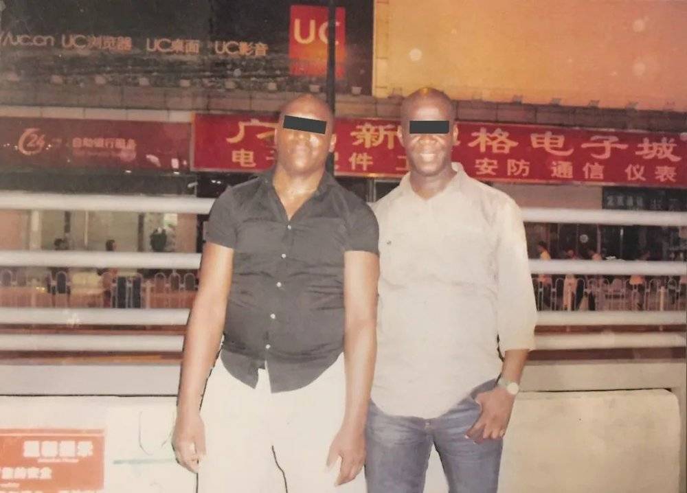 ■ John（左）和另一位在广州的非洲人