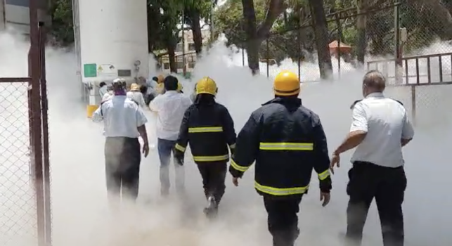 抢修人员走进氧气泄漏带来的雾气中丨india.com<br>
