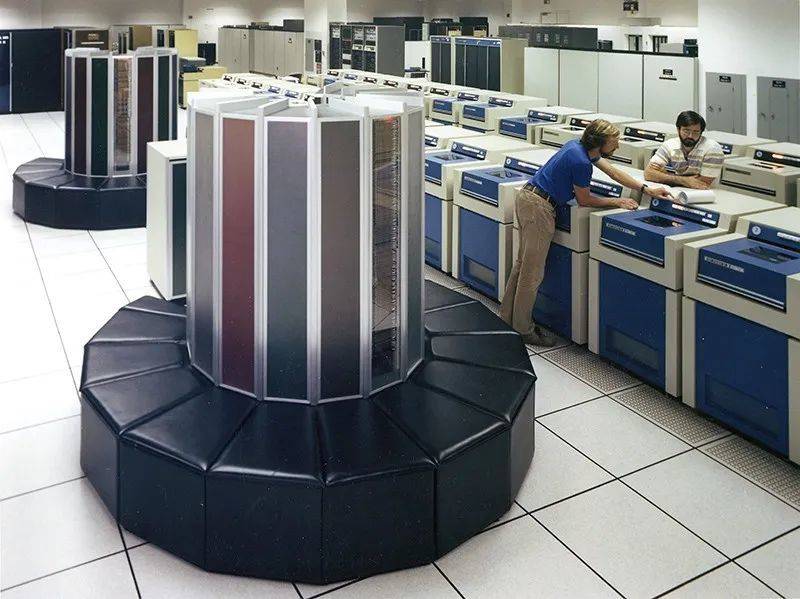 在编程工具 BLAS 于1979年问世前，美国劳伦斯利弗莫尔国家实验室的超级计算机Cray-1上工作的研究人员，并没有用于线性代数计算的标准。| Science History Images/Alamy