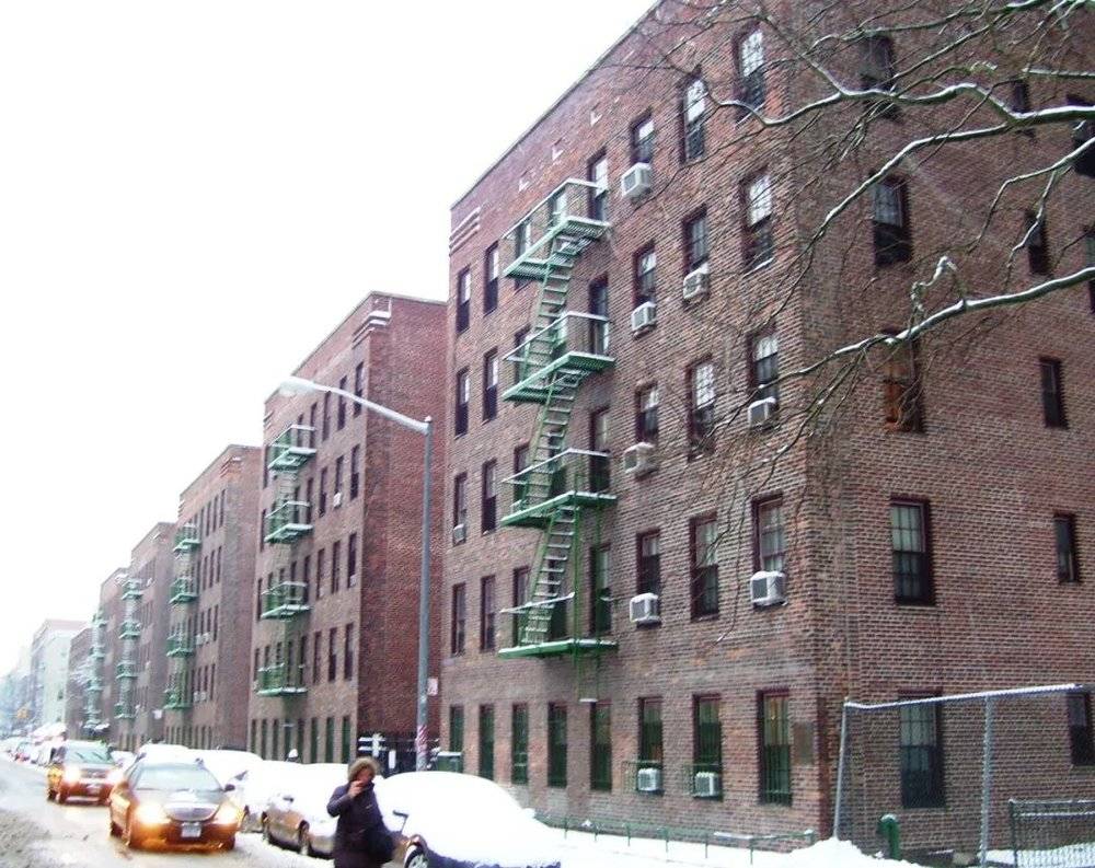 First Houses是纽约现存最老的公屋，建设于1935年，位于曼哈顿东村。纽约最新的公屋则位于布鲁克林，建于1994年<br>