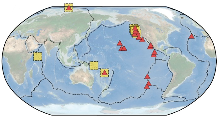 黄色正方形标注的是已在海底探测到的巨热流柱的位置 ，红色三角显示的探测到的深海火山灰。| 图片来源：Pegler et. al. / Nature Communications