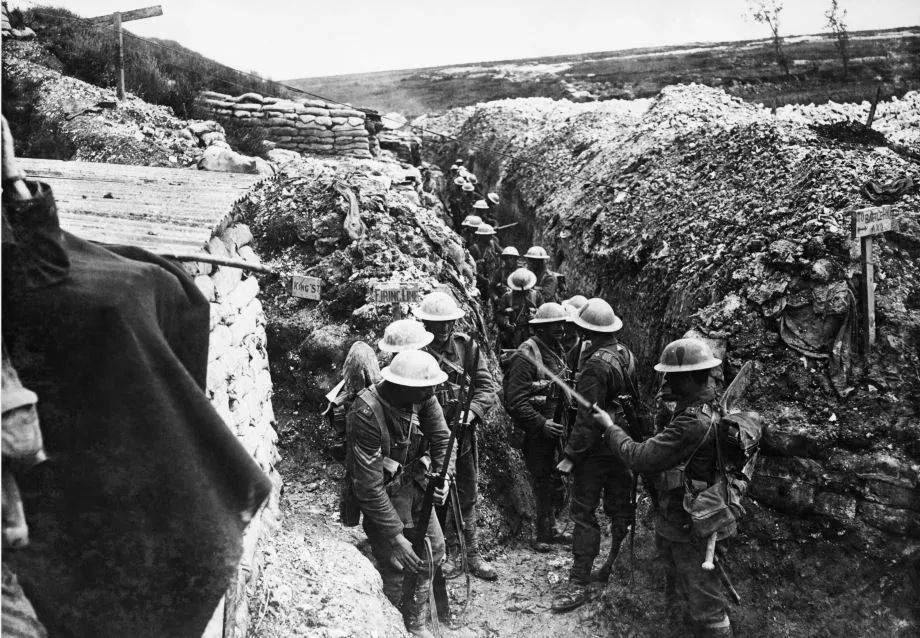 兰开夏燧步兵团（Lancashire Fusiliers）的士兵在战壕中，1916年，Ernest Brooks摄。托尔金就是在这支部队服役。<br label=图片备注 class=text-img-note>