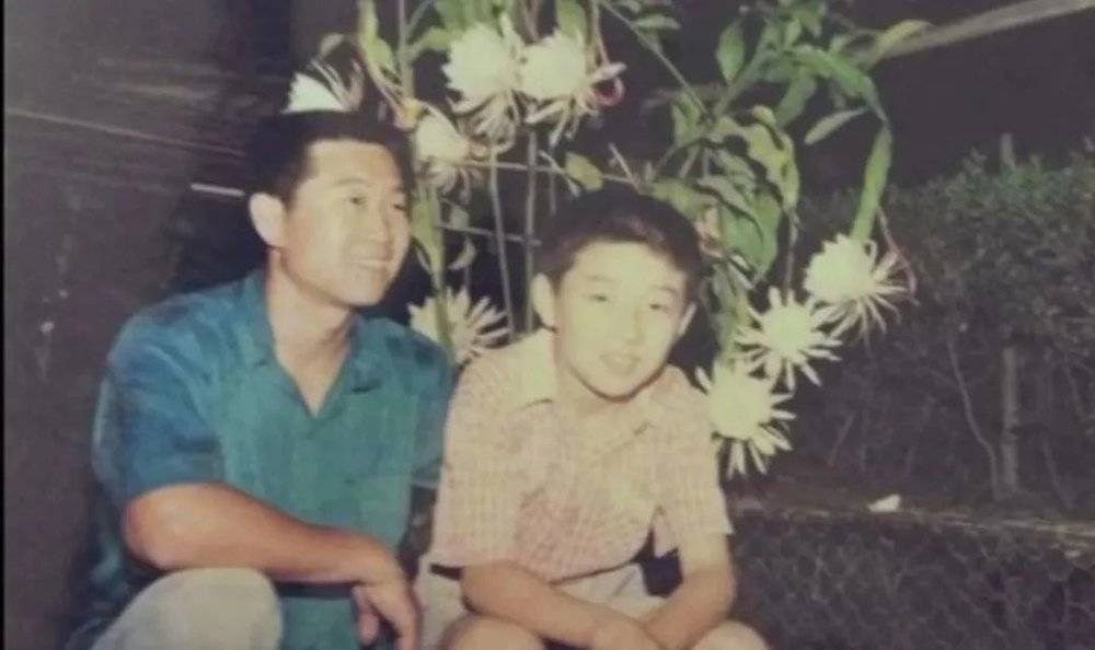 1994年，张大磊和父亲，和昙花合影