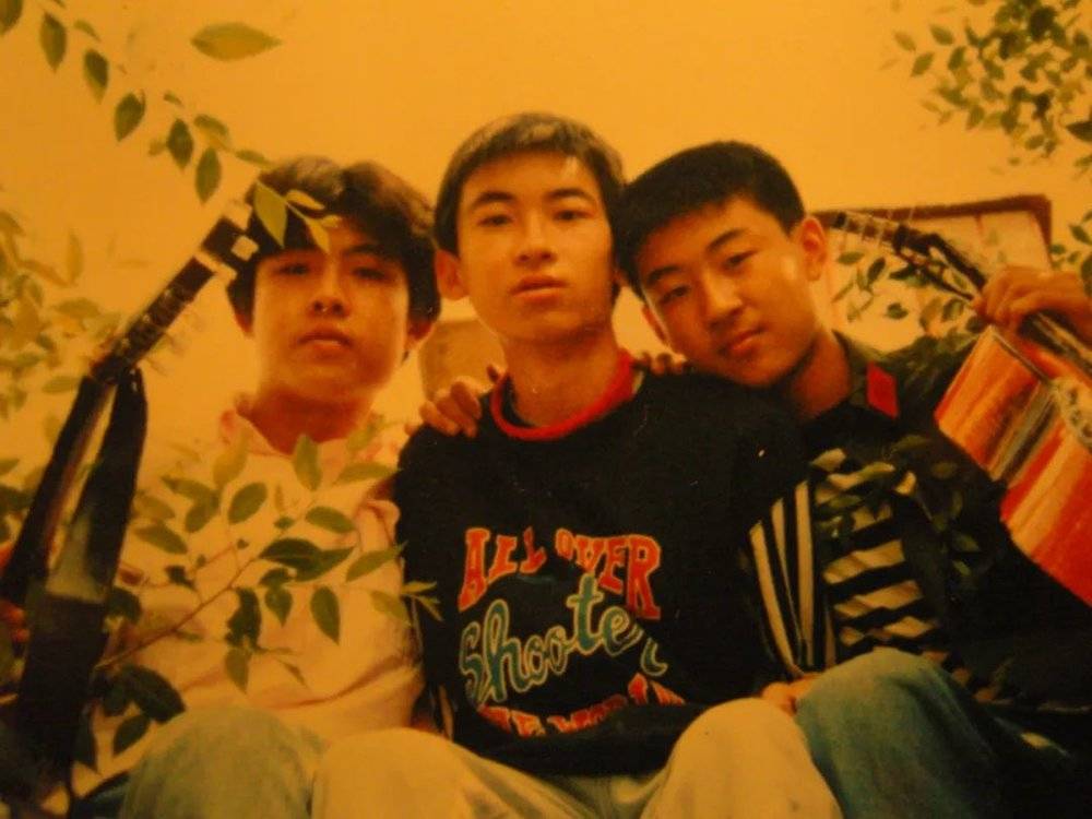 中学时代，张大磊（右一）和乐队成员<br>