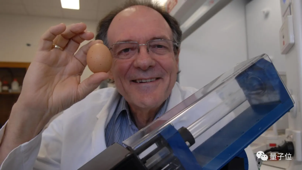 △ 让鸡蛋“返生”的Colin Raston教授<br>
