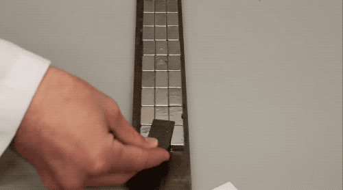 铅笔里的热解石墨具有抗磁性，能在磁铁上“悬浮”。图片来源：UCLA<br>