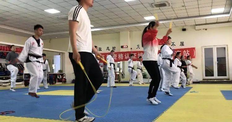 北京房山，跆拳道教练正在学习如何教跳绳
