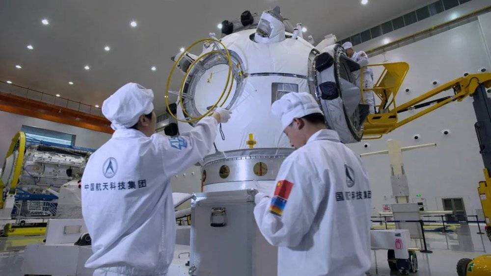 天和号节点舱，有护栏的为航天员出舱口 | 中国航天科技集团<br>