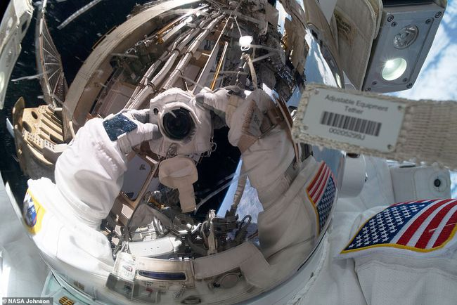 航天员在太空中维修空间站的一个电源控制器 | NASA<br label=图片备注 class=text-img-note>