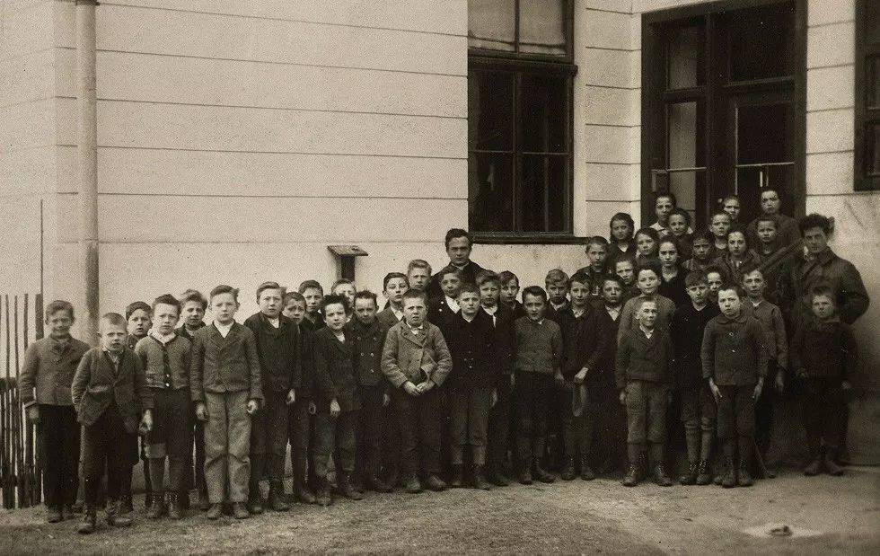▲ 1925年，维特根斯坦与他的学生们<br>