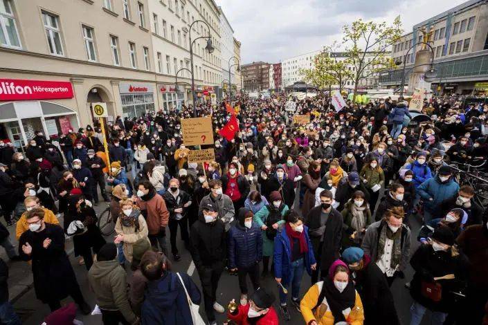 2021年4月15日在柏林街头的示威集会，抗议法院取消租金封顶政策的裁决。/ AP<br>