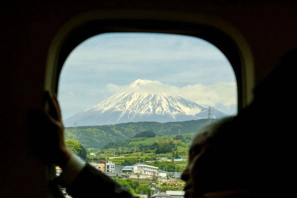 在一辆旅游列车中，瞥见富士山。/unsplash<br>