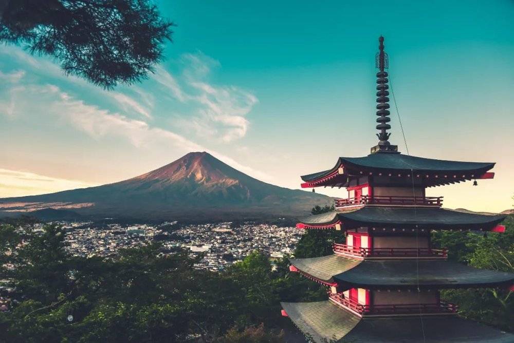 浅间寺与富士山相遥望。/unsplash<br>