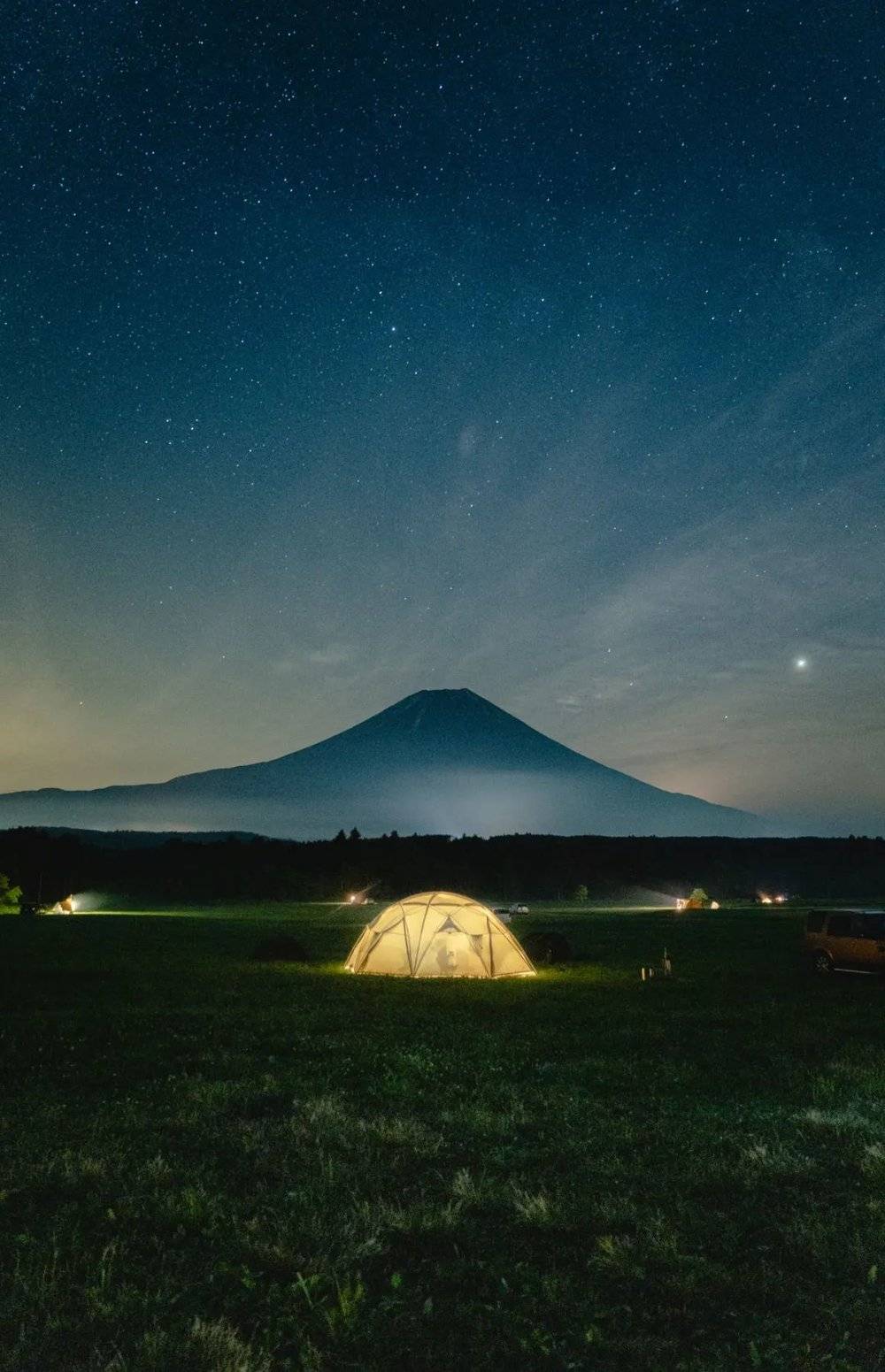在富士山脚下露营的人。/unsplash<br>