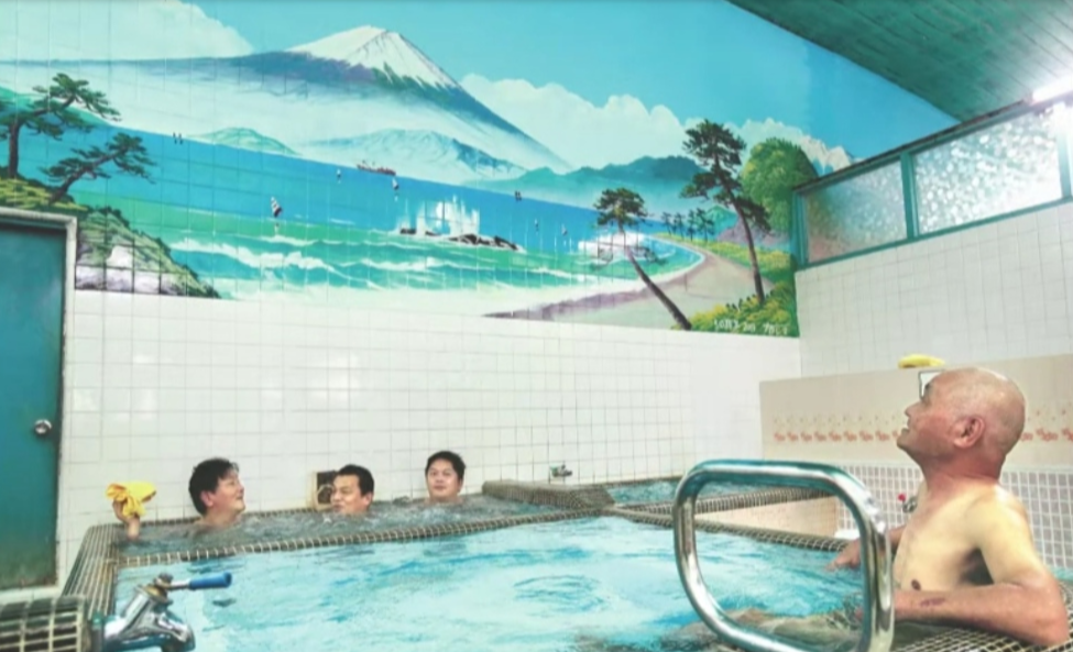 公共澡堂里的富士山壁画。/Youtube截图<br>