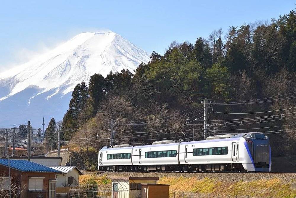 富士山下的电车。/Wikipedia<br>