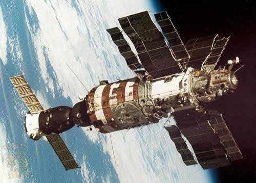 冷战时期，苏联和美国分别独立运营过礼炮系列空间站和天空实验号空间站。