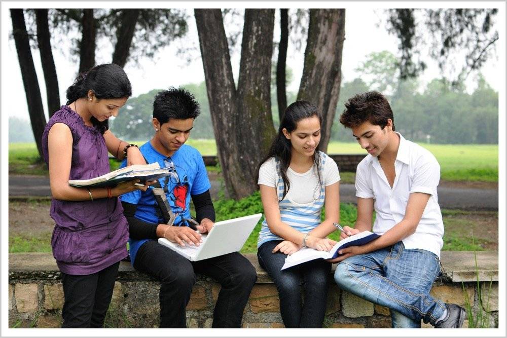 在校外进行集体学习的印度大学生 