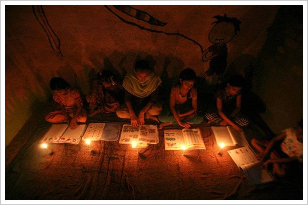 “7.30”大停电中摸黑读书的印度学生，图片来源：凤凰网