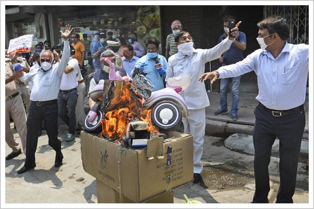 在街头焚烧中国商品的印度人 ，图片来源：AP
