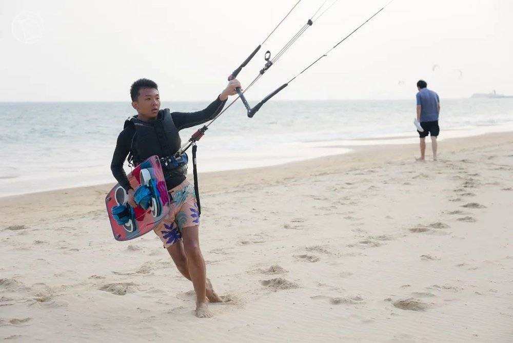 天伦在海边玩风筝冲浪<br>