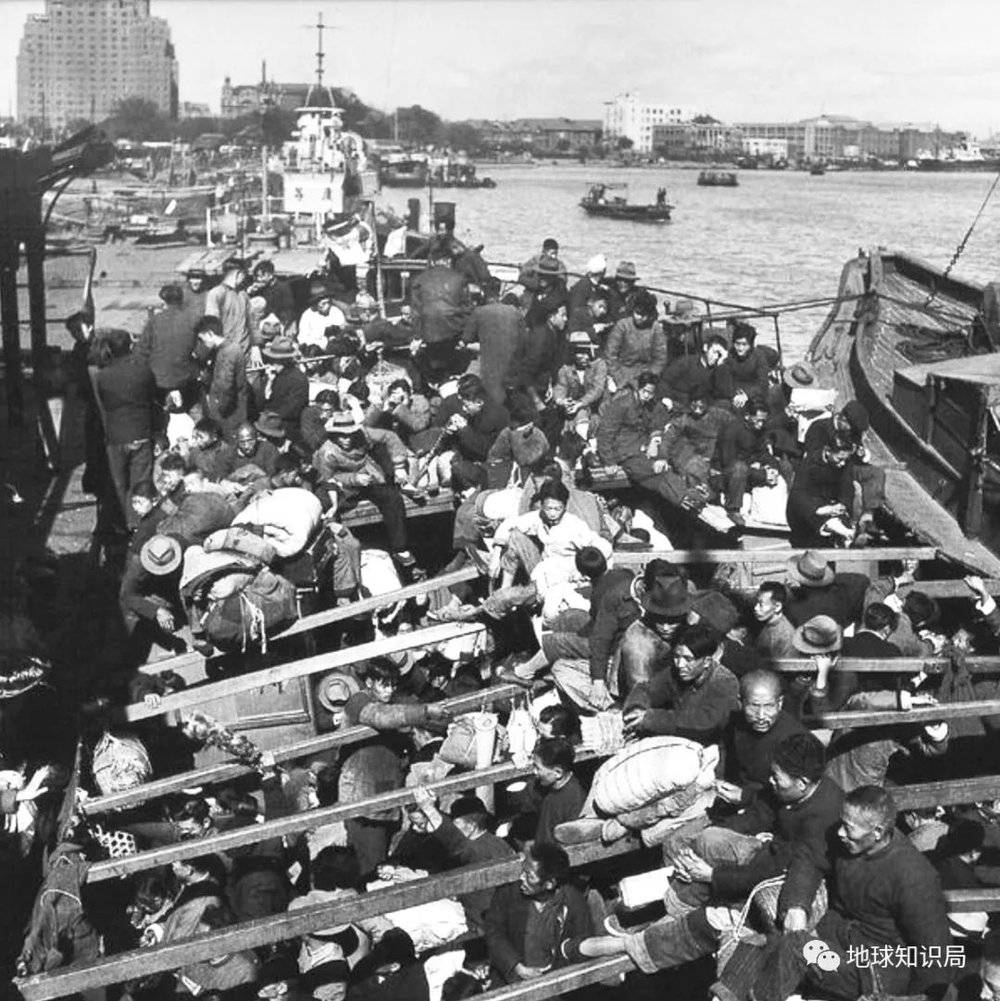 尽管这一时期爆发了许多码头工人与资方的罢工冲突，但仍未改变“劳多利少”的状况，工人的生活像渡船一样漂泊不定