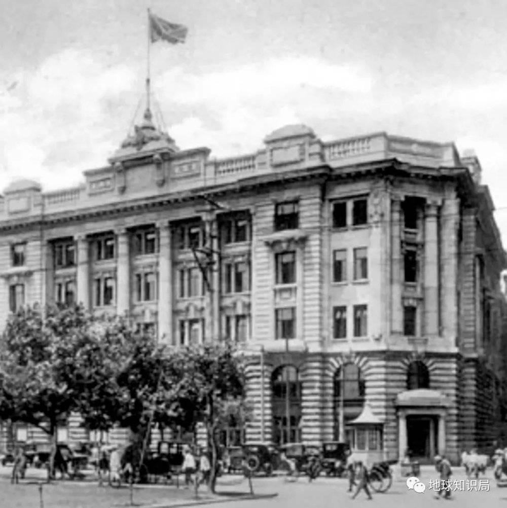 与鸦片战争、吴淞铁路等历史息息相关的怡和洋行也被称为“洋行之王”，后迁往香港发展，对香港发展有举足轻重的作用，1922年落成的怡和洋行新大楼