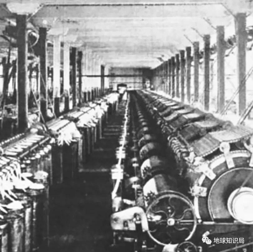 中国第一家机器棉纺织工厂—上海机器织布局，建成于1889年，在当时有工人约4000人之多