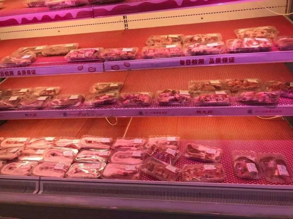 深圳一家钱大妈到晚上九点多还有很多卖不掉的肉。图/方硕<br label=图片备注 class=text-img-note>