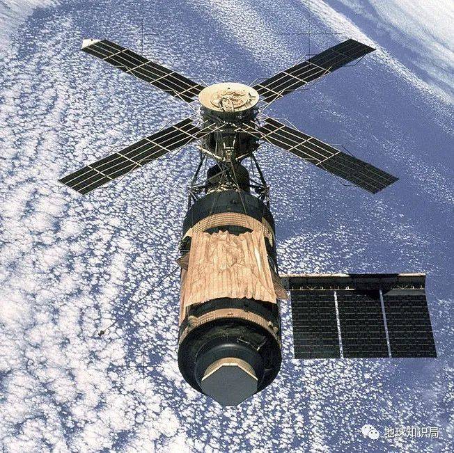 1973年，天空实验室作为美国第一个空间站，搭载改良过的土星V运载火箭升空