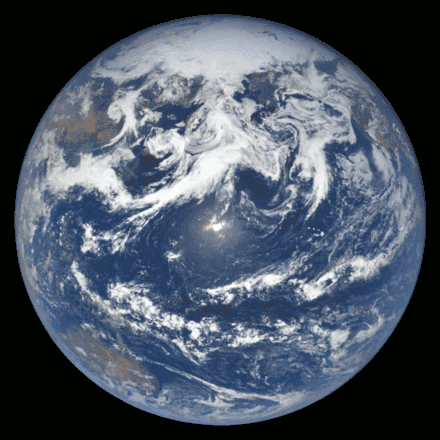 地球的自传方向是自西向东，赤道线的速度约465.1 m/s