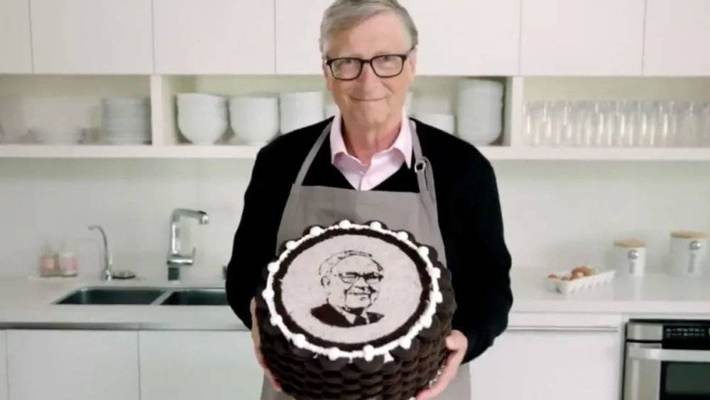 ◆2020年，比尔·盖茨为庆祝巴菲特生日，专门做了一个有巴菲特头像的奥利奥蛋糕。<br>