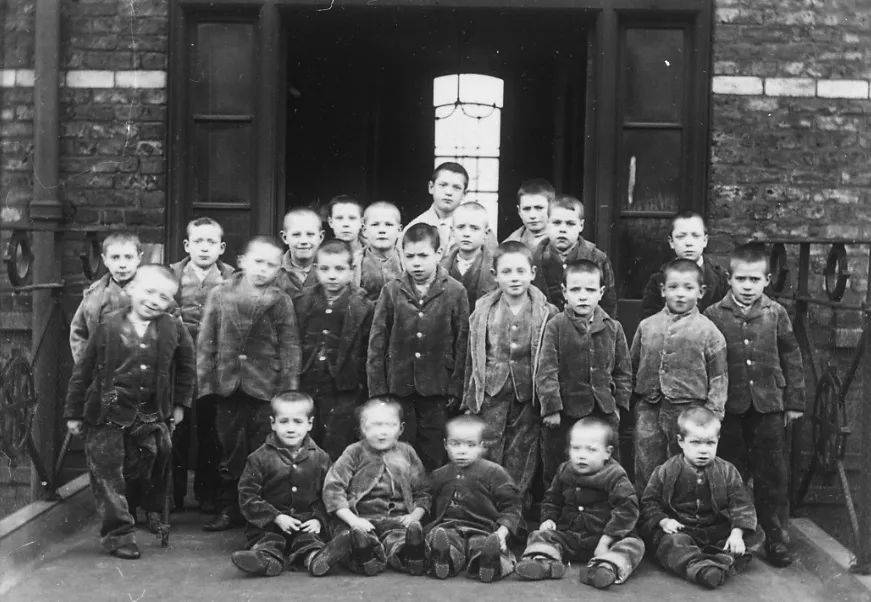 ◆19世纪中期英国曼切斯特郊区济贫院里的孩子。图片来源：Wikipedia<br>